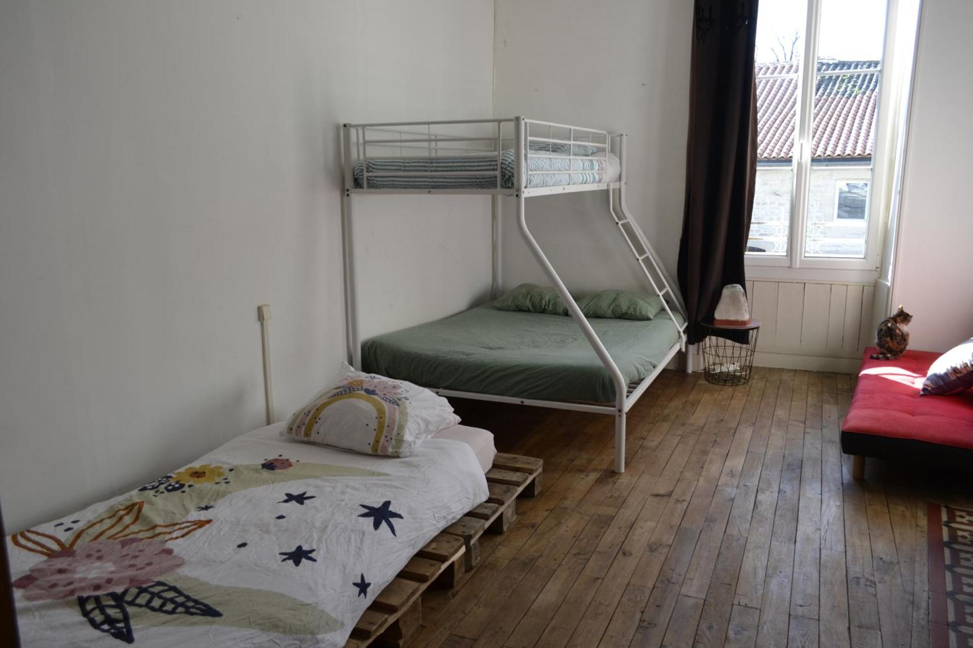 Ferienwohnung Grande Chambre Familiale Pour 2 A 5 Personnes Chef-Boutonne Exterior foto